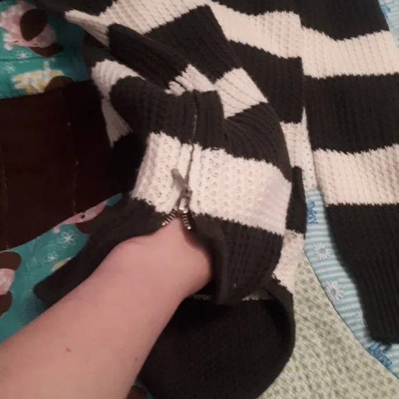 Green and white dress - Picture 2 of 4